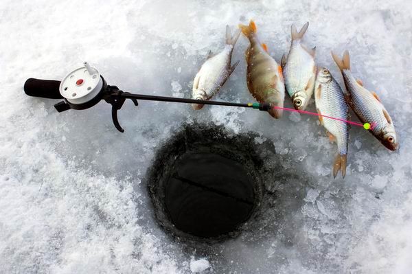Рыбалка на небольшой реке зимой